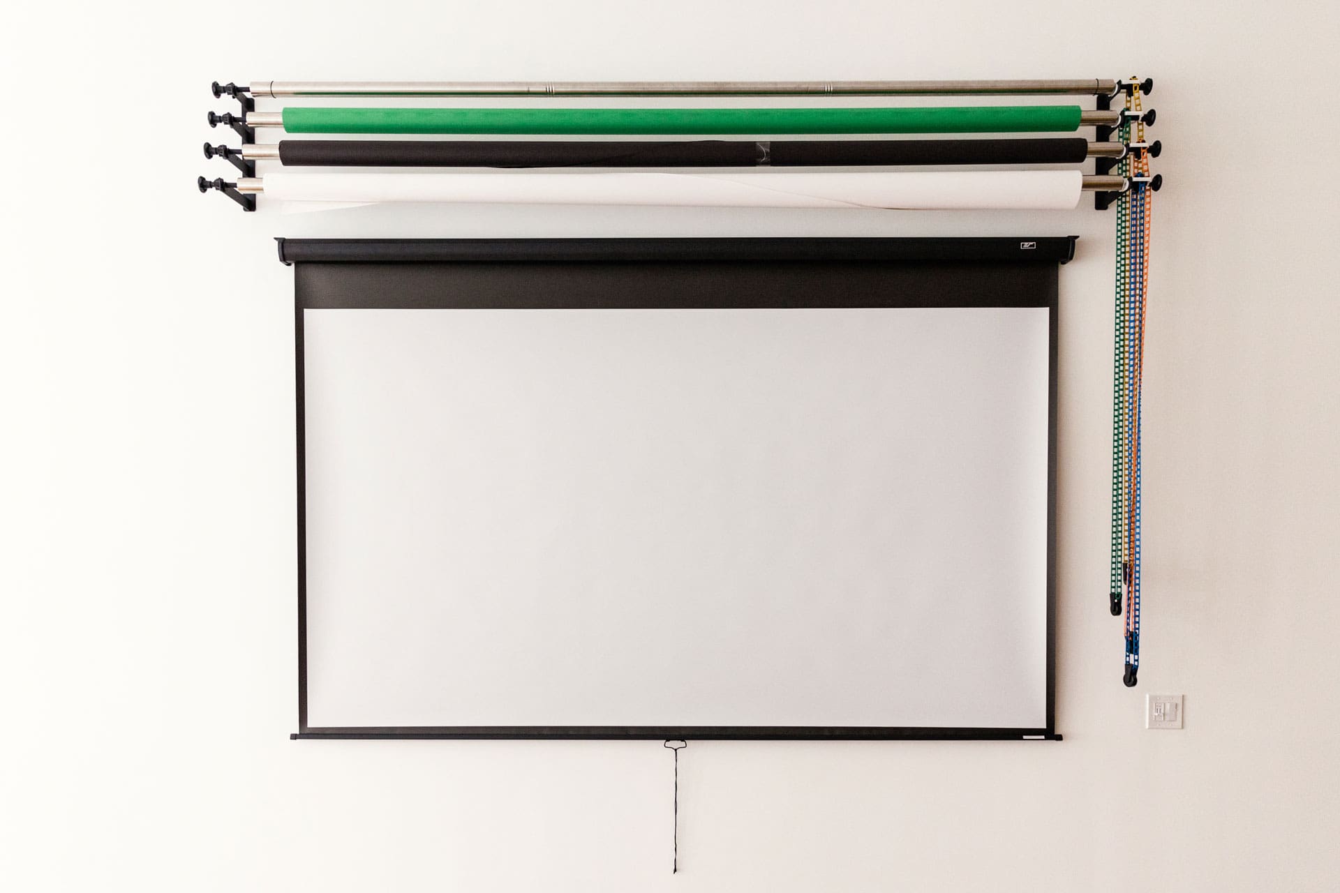 Projector screen and backdrop options available at Chicago photography studio P&M Studio